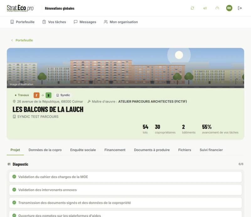 Fiche d'une copropriété en travaux : étiquettes énergie, maître d'œuvre, onglets et tâches du syndic